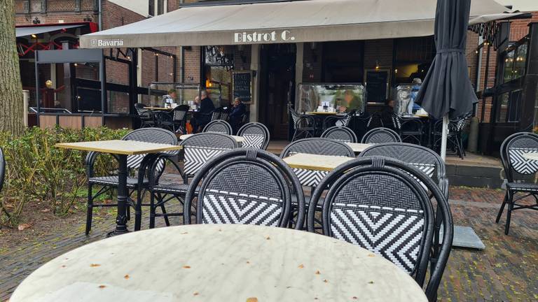 Natte tafels, lege stoelen. Het beeld donderdagmiddag op de terrassen (foto: Noël van Hooft)