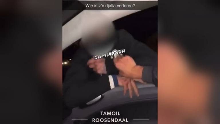 Man hangt uit rijdende auto (beeld: Dumpert).