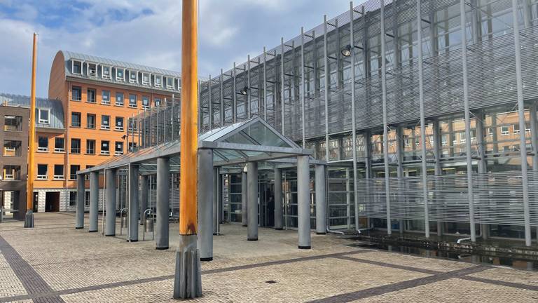 Het Paleis van Justitie waar het hof een zaak aanhield (foto: Hans Janssen).