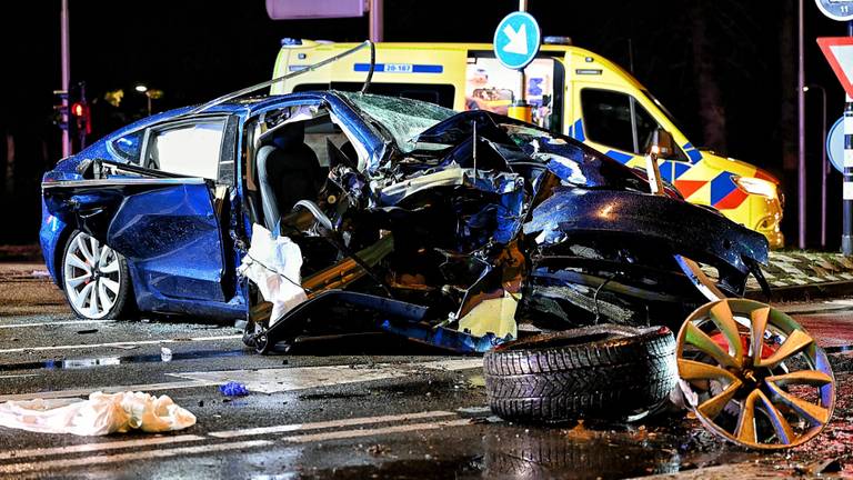 De auto die in Tilburg een boom ramde (foto: SQ Vision).