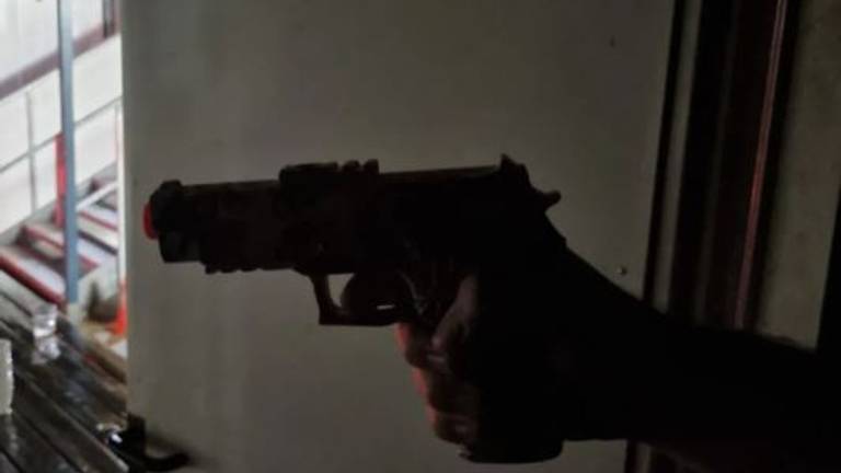 Een gelblaster is in het donker niet van een echt pistool te onderscheiden (foto: Instagram politie Helmond).