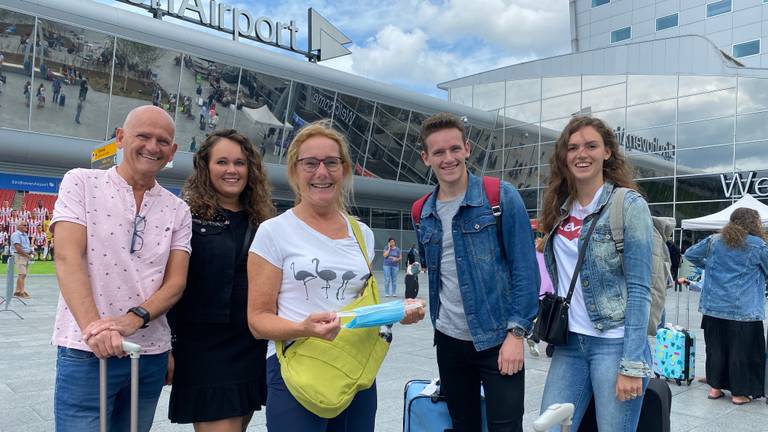 Familie Smulders uit Eindhoven stapt zometeen het vliegtuig in. (foto: Jan Peels)