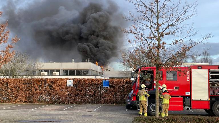 Brand en twee explosies bij de huisartsenpost in Oosterhout (foto: Marcel van Dorst/SQ Vision)