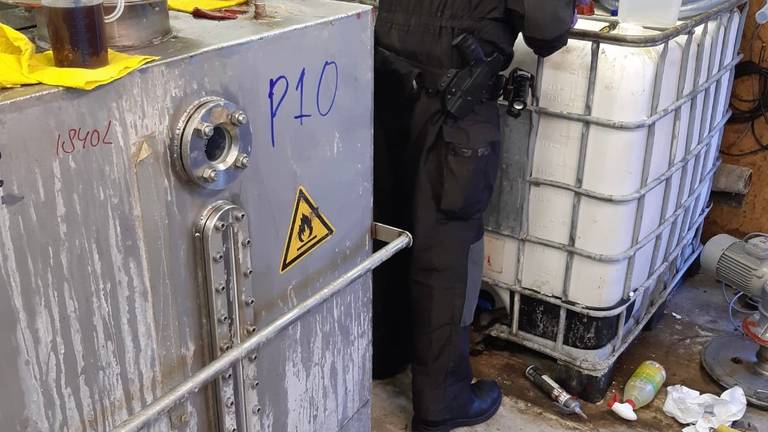 Reusachtige vierkante ketel in Overloon met sporen van gebruik en 'bewijsnummer' van de politie (foto: politie) 