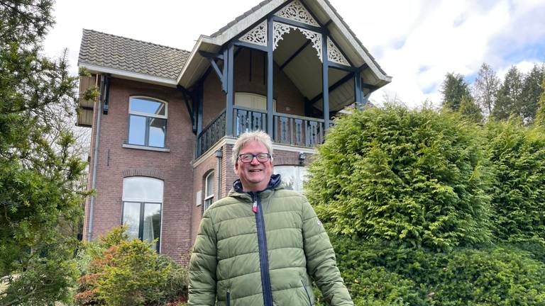 Hans Wirken, bedrijfsleider van Sparrenhof, bij het huis waarin zijn opa en vader op het landgoed woonden. Wirken woont inmiddels zelf in een huis in de Reeshof (foto: Omroep Brabant).