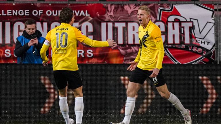 Tijs Velthuis (rechts heeft NAC Breda op 0-1 gezet tegen Jong FC Utrecht, het bleek veel te weinig (foto: OrangePictures).