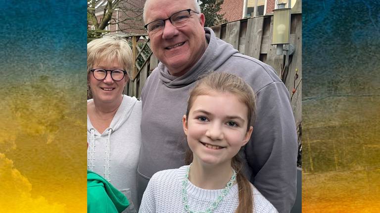 Veronika met haar moeder Anna en broertje Slava en haar gastfamilie (Foto: Alice van der Plas)