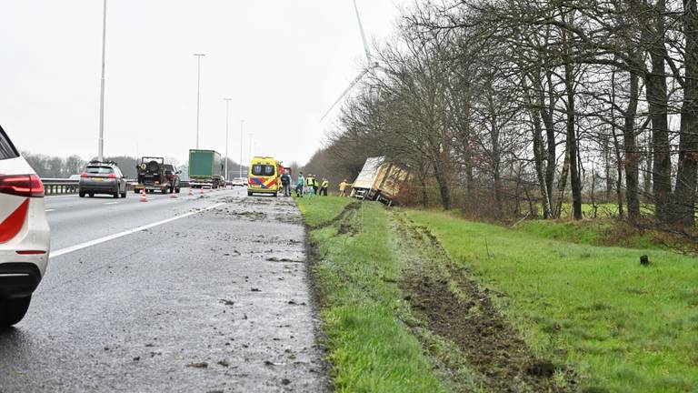Het ongeluk op de A58 bij Moergestel gebeurde rond halfnegen zaterdagochtend (foto: Toby de Kort/SQ Vision).