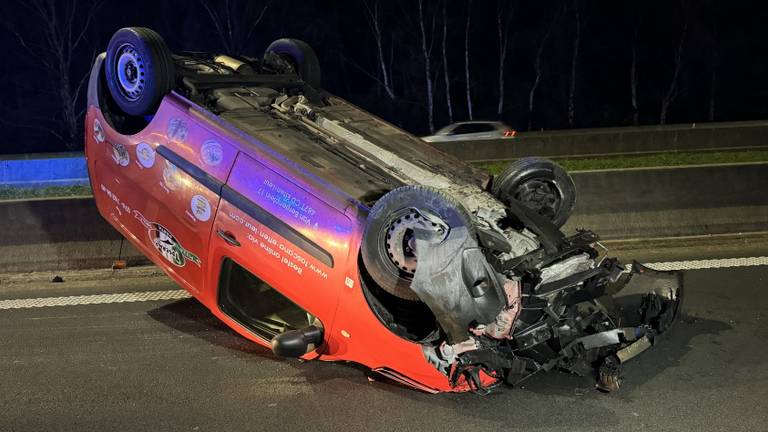 De auto van de pizzeria in Etten Leur, op zijn kop bij Brasschaat (foto: Boelens Fotomedia).