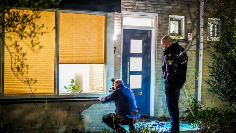 De politie deed onderzoek bij het beschoten huis (foto: SQ Vision).