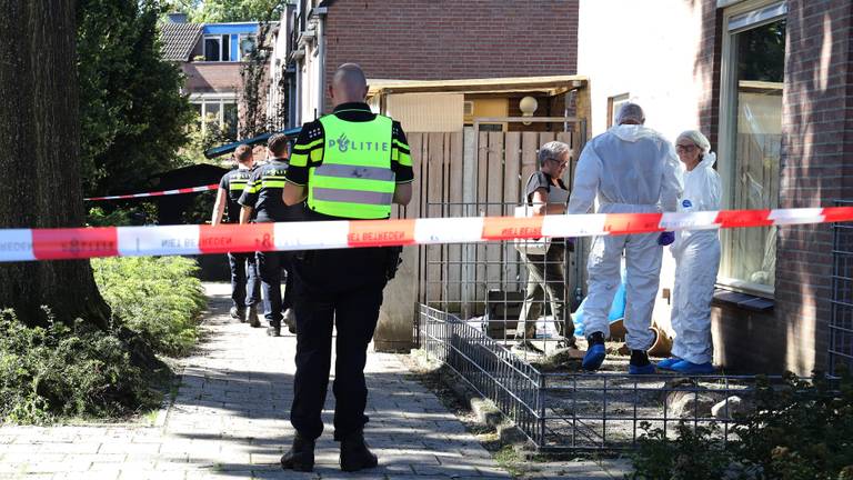 Forensisch onderzoek bij het huis in Uden (foto: Marco van den Broek/SQ Vision).