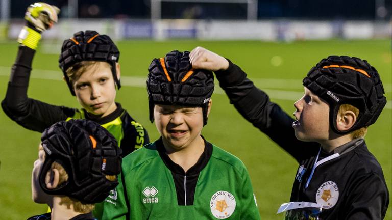 Neuropsycholoog pleit voor helmplicht keepers: 'Gaat mensenlevens redden'