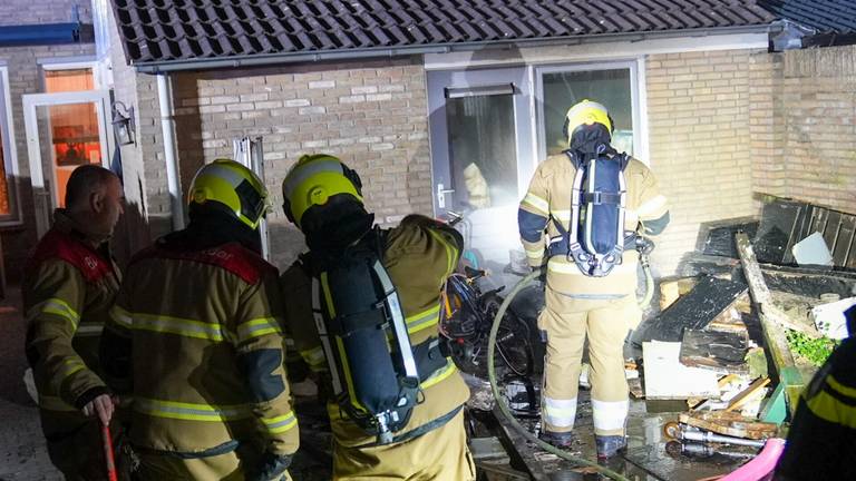 De brandweer aan het werk in Nistelrode (foto: Gabor Heeres/SQ Vision).