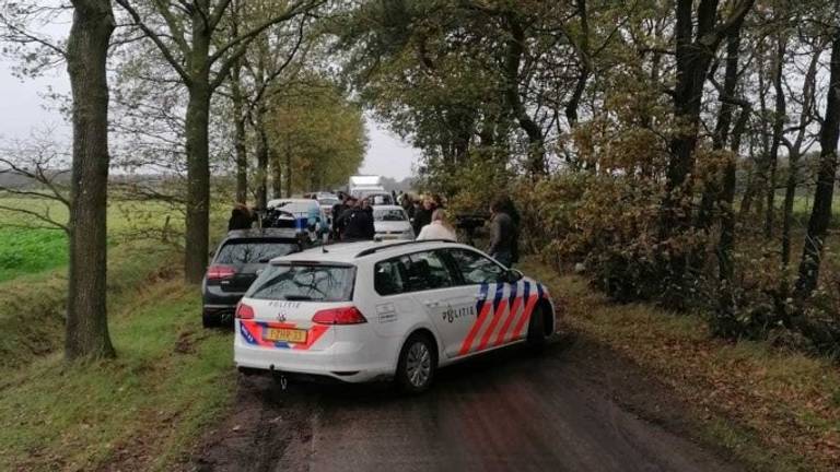 Een grote groep crossers werd door de politie in de buurt van Alphen ingesloten en gecontroleerd (foto: politie).