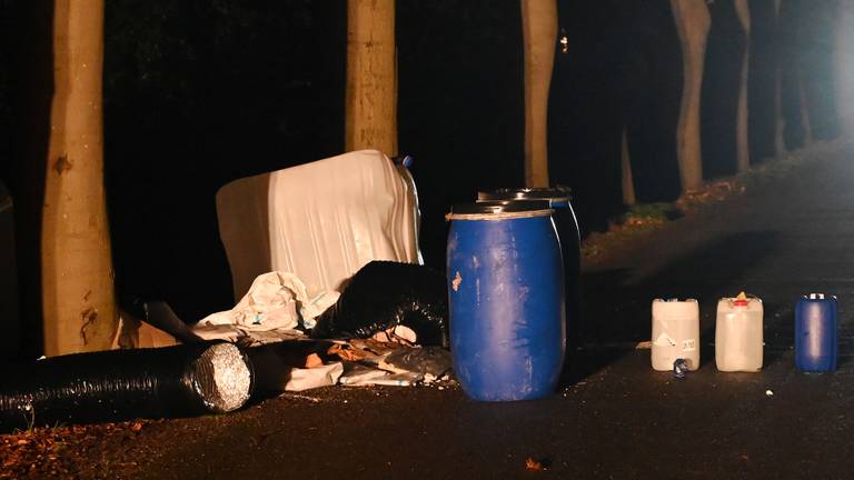 De gevonden vaten en jerrycans in Rijsbergen (foto: Perry Roovers/SQ Vision Mediaprodukties).