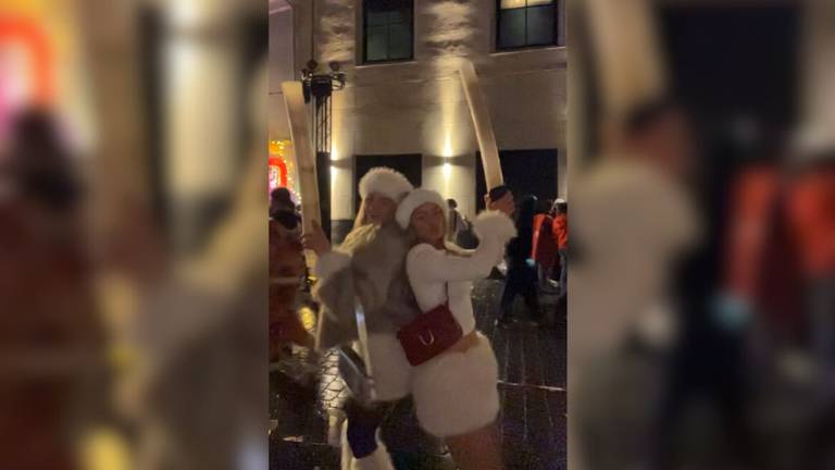 Puck en Juliëtte hadden een winstgevende carnaval: '160 euro in uurtje'