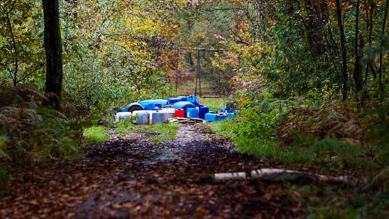 Tientallen vaten drugsafval liggen in het grensgebied tussen Helenaveen en Griendtsveen (foto: Dave Hendriks/SQ Vision).