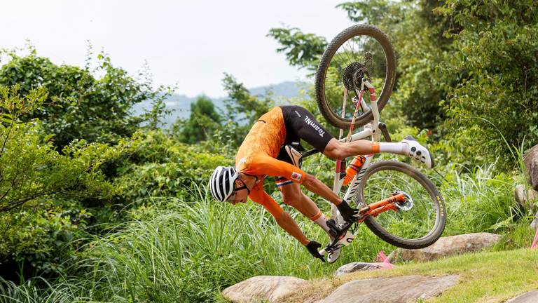 Duikelende Mathieu van der Poel sportfoto van het jaar