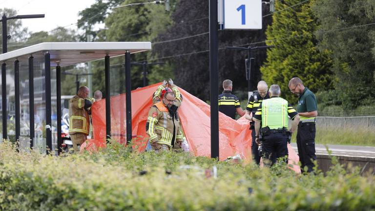 Omstanders en hulpverleners redden leven van man na treinbotsing