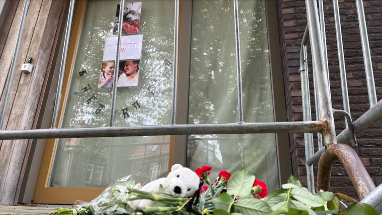 De eerste bloemen liggen bij het Hebehuis in Vught. (foto: Megan Hanegraaf)