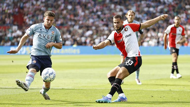 Nick Doodeman (Willem II) in duel met Feyenoorder David Hancko (foto: ANP).