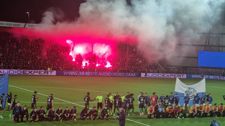 Supporters van FC Den Bosch steken vuurwerk af.