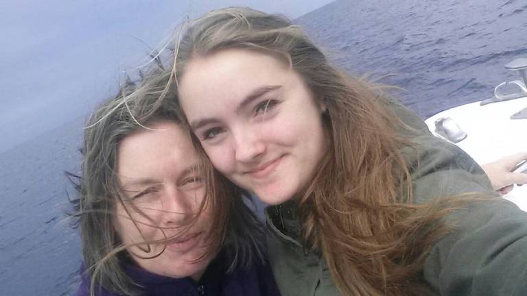 Elsbeth Kuijsters (links) maakt na de dood van haar dochter Sara (17) mentale gezondheid bespreekbaar onder kinderen (foto: Elsbeth Kuijsters)