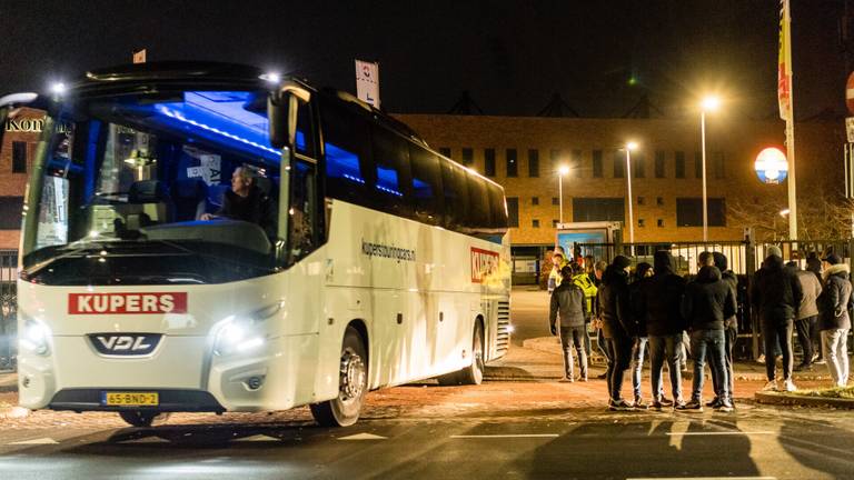 De teleurgestelde fans wachtten de spelers op bij het stadion (foto: Jack Brekelmans/SQ Vision Mediaprodukties).