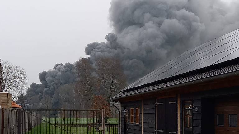 Grote uitslaande brand in een schuur in Netersel