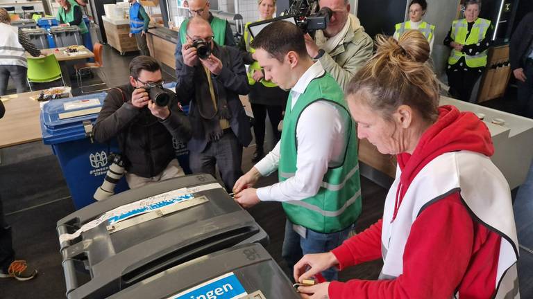 De stembussen worden onder massale mediabelangstelling op gemaakt (foto: Noël van Hooft).