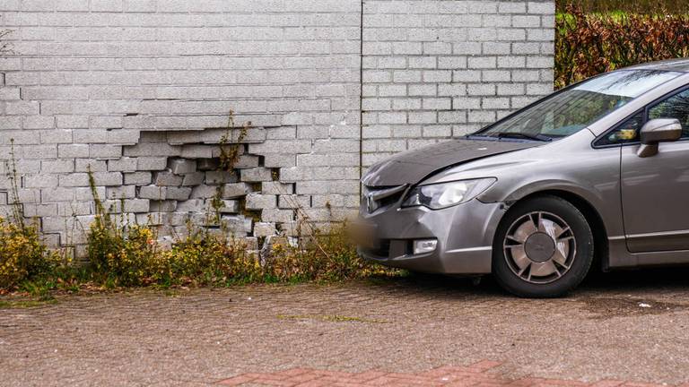 Auto rijdt tegen tandartspraktijk, medewerkers en patiënten op straat