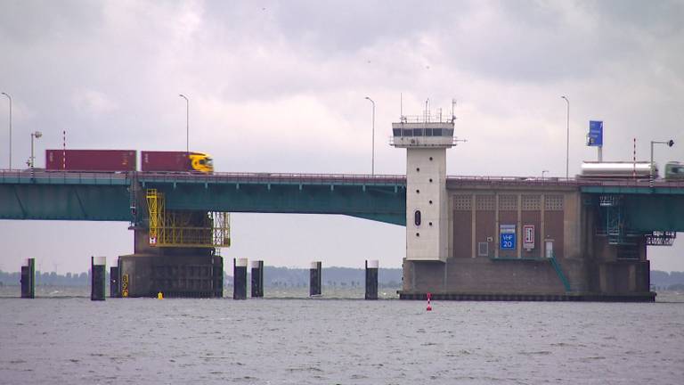 Het beweegbare gedeelte van de Haringvlietbrug (foto: Erik Peeters).