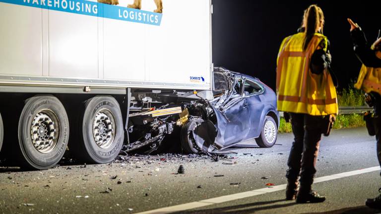 Man (56) komt om het leven bij botsing met vrachtauto op A67 bij Asten