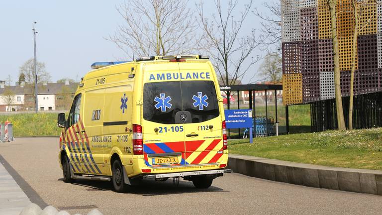 Ambulance bij het Jeroen Bosch Ziekenhuis. (Archieffoto: Karin Kamp)