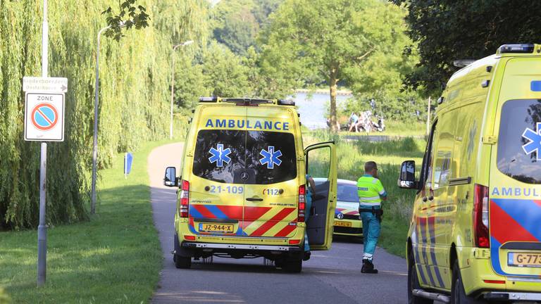 Ambulances kwamen ter plekke bij de Oosterplas. (Foto: Bart Meesters / SQ Vision)