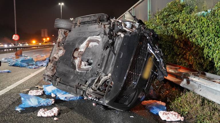 Mannen in gecrashte Range Rover vrijgelaten, A59 urenlang bezaaid met kip