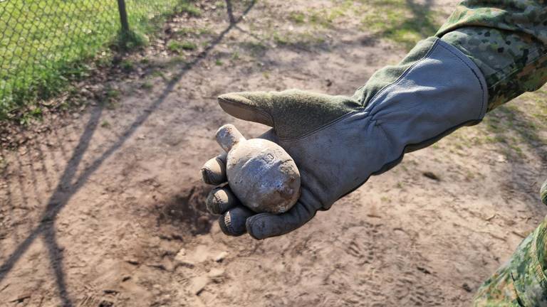 Deze oefengranaat werd in Vught gevonden (foto: Noël van Hooft). 