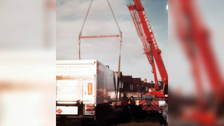 Een takel kwam de vrachtwagen uit het gat tillen (Foto: John Withagen) 