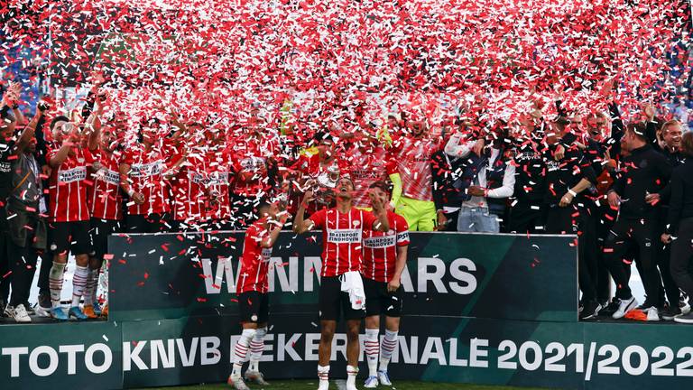 PSV in extase na het winnen van de KNVB-beker (foto: ANP 2022/Maurice van Steen). 