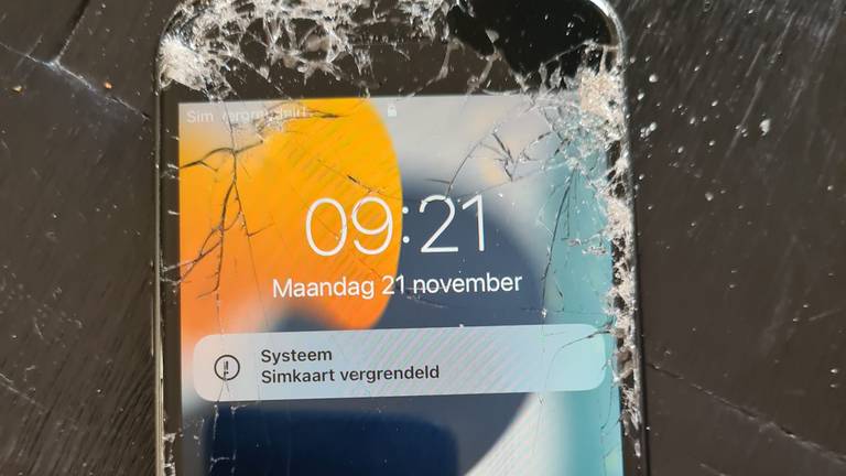 De telefoon is flink beschadigd (foto: Facebook).