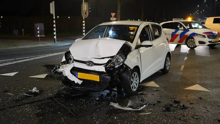 De schade aan de auto's is aanzienlijk na de aanrijding op de kruising in Breda (foto: Jeroen Stuve/SQ Vision).