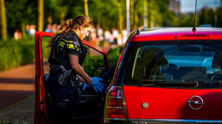 De auto waarbij Seref werd neergeschoten (foto: SQ Vision).