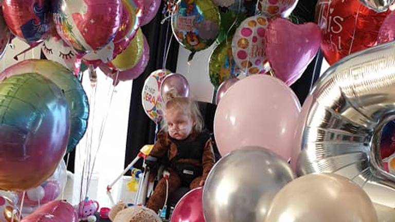 Tientallen ballonnen kreeg Eva voor haar verjaardag. (Foto: Manfred Jongenelis)