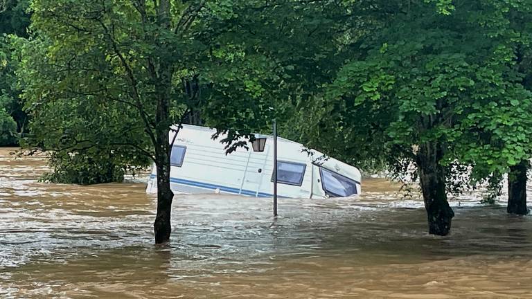 Een drijvende caravan op de camping van Guus (foto: Guus van den Hofstad).