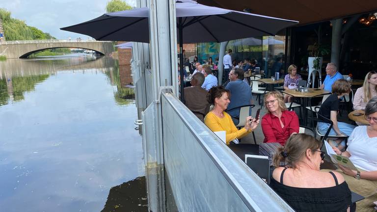 Dronebeelden van het stijgende water in en om Den Bosch 