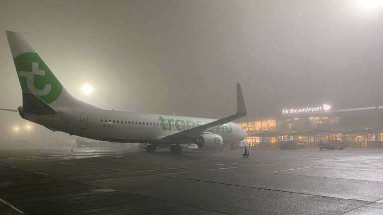 Vliegtuigen blijven aan de grond in Eindhoven. (Foto: Brian Versteegh)