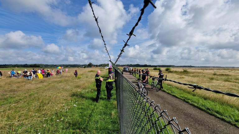 De demonstranten tegenover de politie en marechaussees (foto: Noël van Hooft).