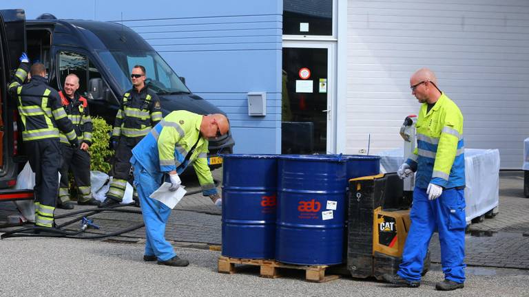 Bij een inval in een gebouw in Bostel werden in 2017 grondstoffen en drugs gevonden (foto: Sander van Gils / SQ Vision).