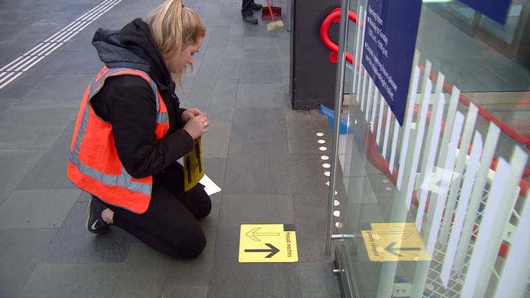 Coronastickers op het station in Eindhoven.