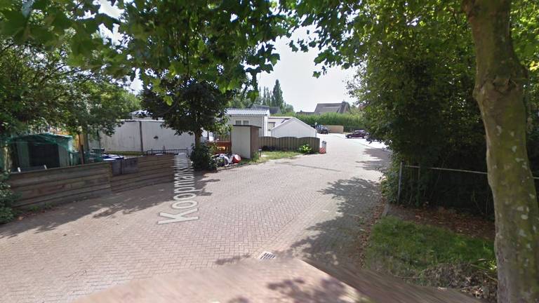 De Koopmansstraat in Oud Gastel, het is niet bekend waar het drugslab zich precies bevond (foto: Google Streetview).